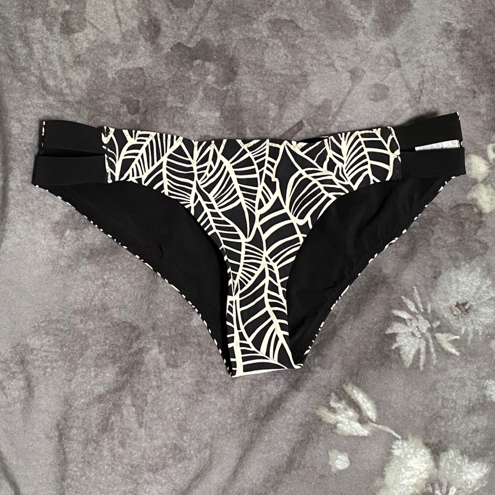 Lululemon Shanti Surf bikini bottom - size 6